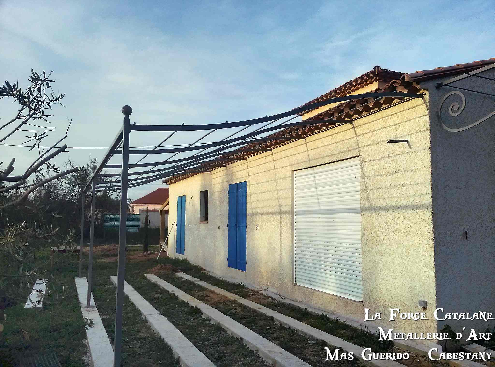 1 pergola avec boules sur poteaux fer Forge Catalane Cabestany.jpg